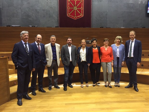 Jokin Castiella Imaz (der) junto con el grupo parlamentario de Geroa Bai. Fuente: Geroa Bai 