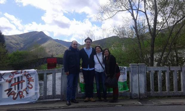 Fernando Lizarbe (izq), creador de Geroa Bai Argentina, presente en el "Nafarroaren Eguna" junto a otros miembros de Geroa Bai