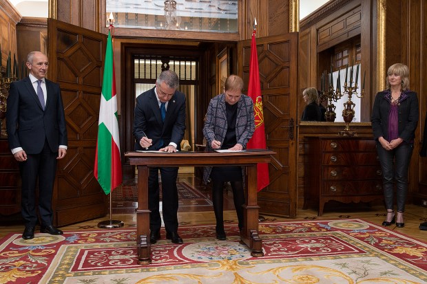 Iñigo Urkullu y Uxue Barjos firmando el protocolo en Ajuria Enea